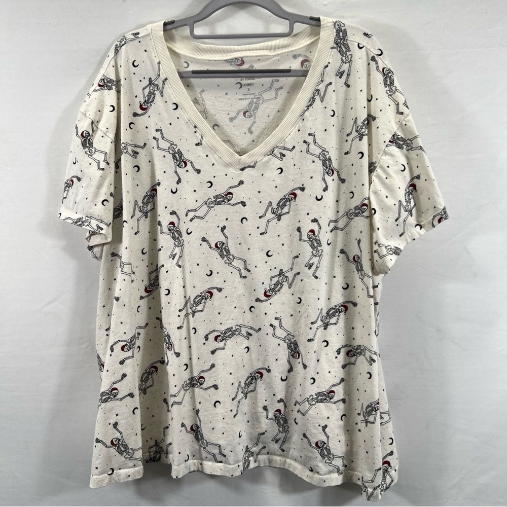 Torrid Dancing Santa Skellies Whisper White V-Neck Tee 0821